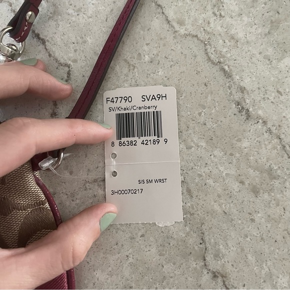 BNWT Coach Signature Small Wristlet Pouch Wallet Cranberry/Khaki - Picture 8 of 8